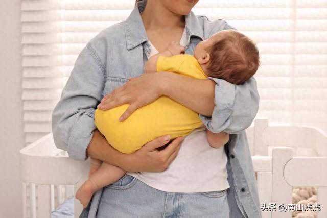 儿媳妇花600多元让美甲师上门服务，婆婆气愤地要将人赶出门