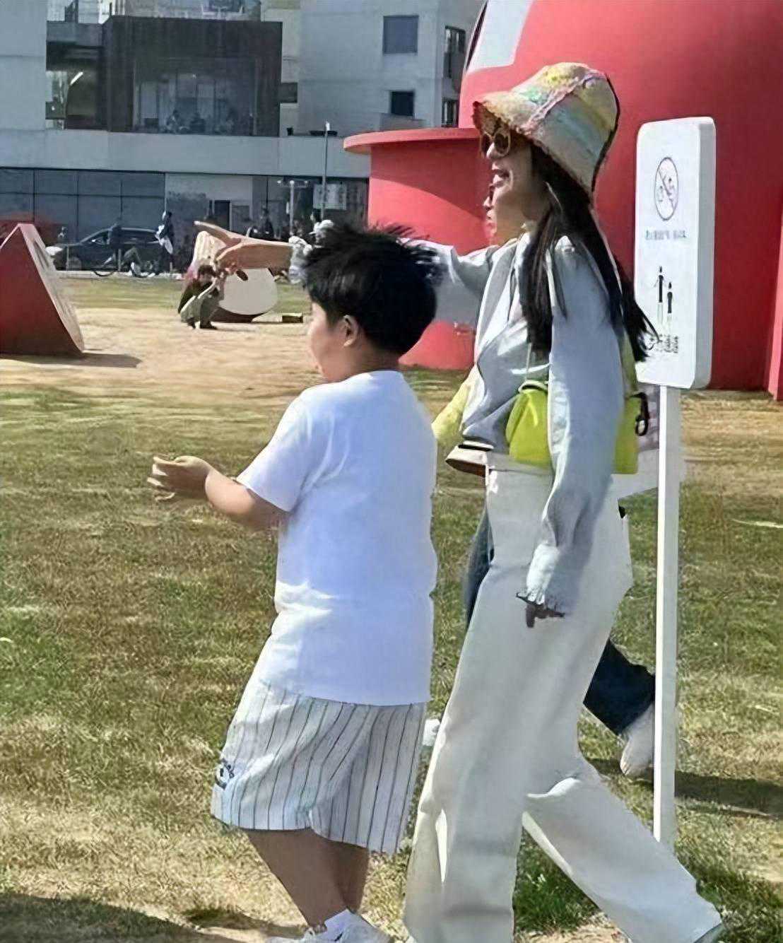 名媛离婚引热议：儿童幸福真能靠单亲父母？
