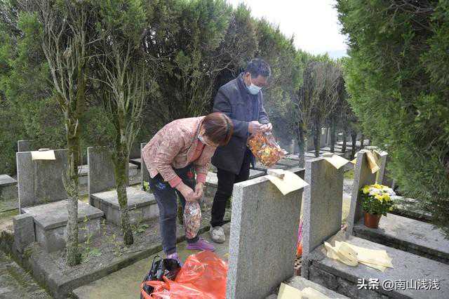 母亲责备28岁女儿不给父亲上坟，女儿：生前尽孝了，死后上坟虚伪