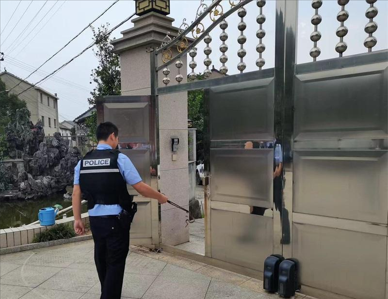 蛇出没居民家！民警“翻箱倒柜”才找到，为何老人说进家蛇不能打