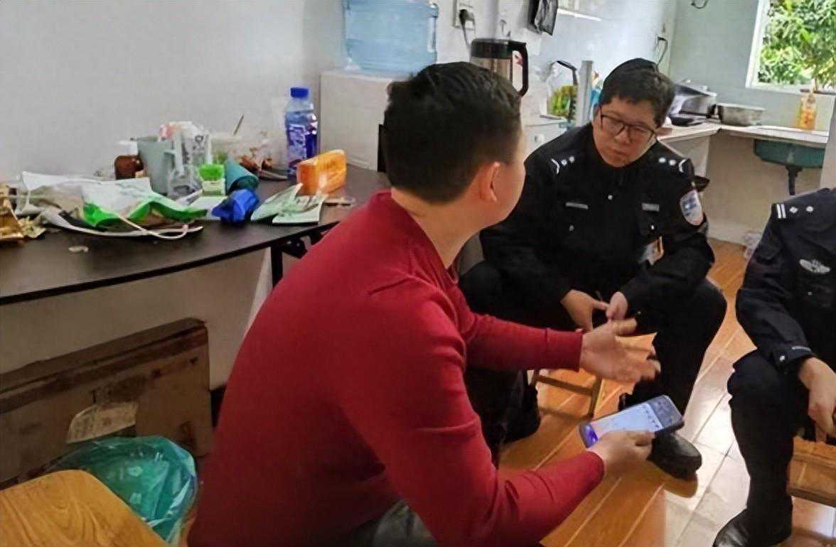 单亲爸爸深夜没回家，男童报警求救：我和妹妹整天没饭吃，肚子好饿