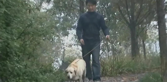 09年四川男子捡到流浪狗，把妻女吓回娘家，结果发现狗狗身份不凡