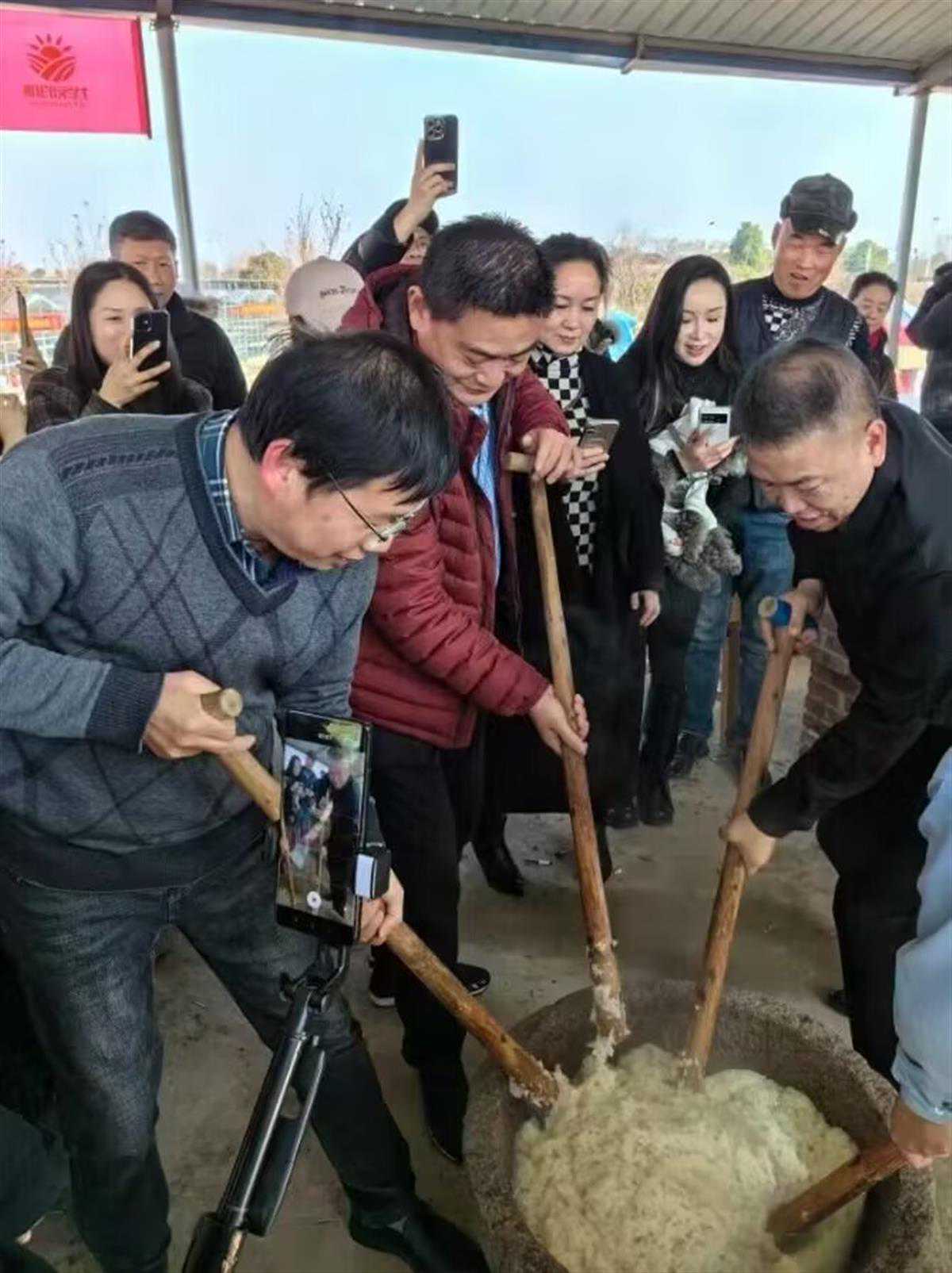 "心田善良接地气"，"菜地领养"搅热武汉长江新区跨年文化节